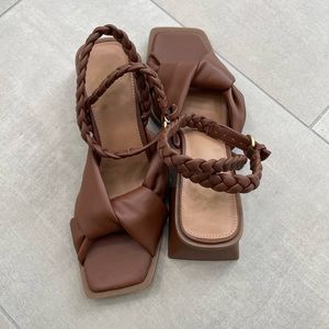 Women low hill shoes it’s new without tag never used Size8